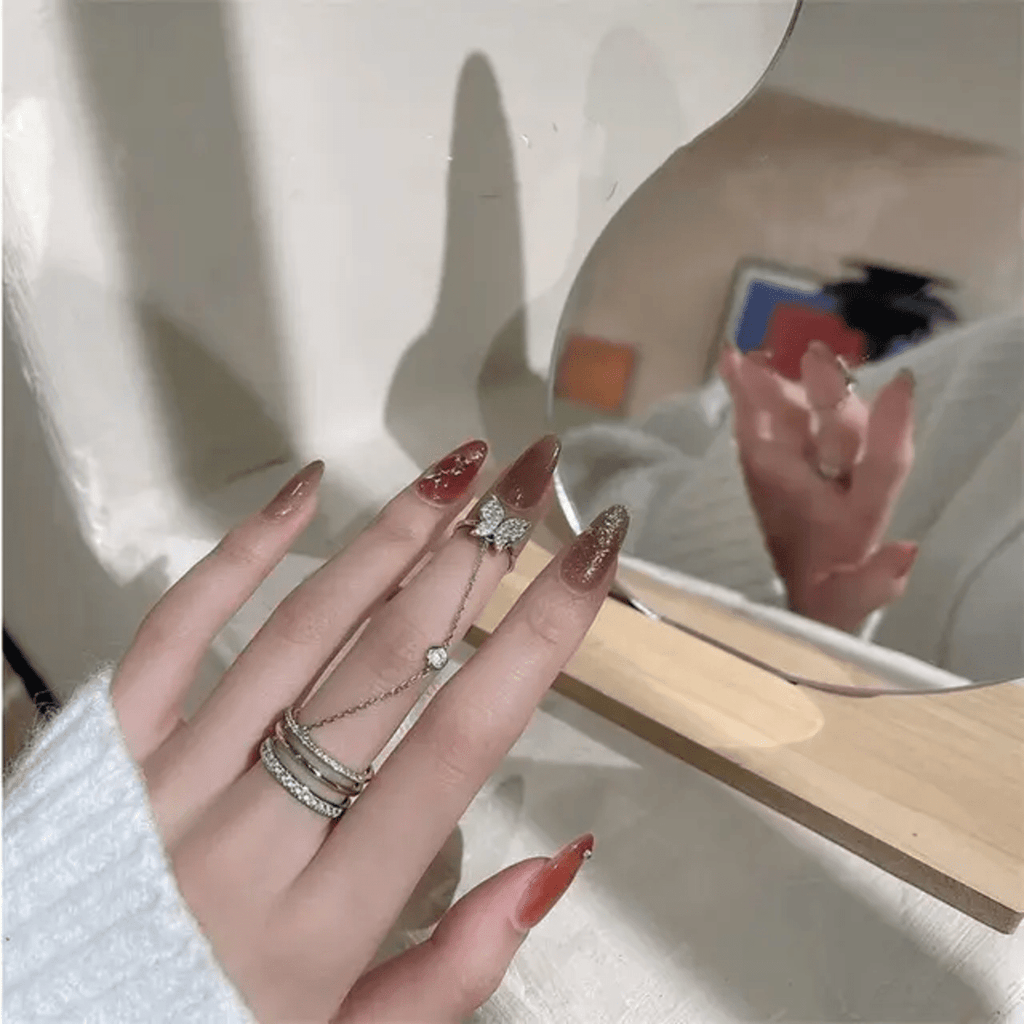 The Fluttering Promise Chain-Linked Ring