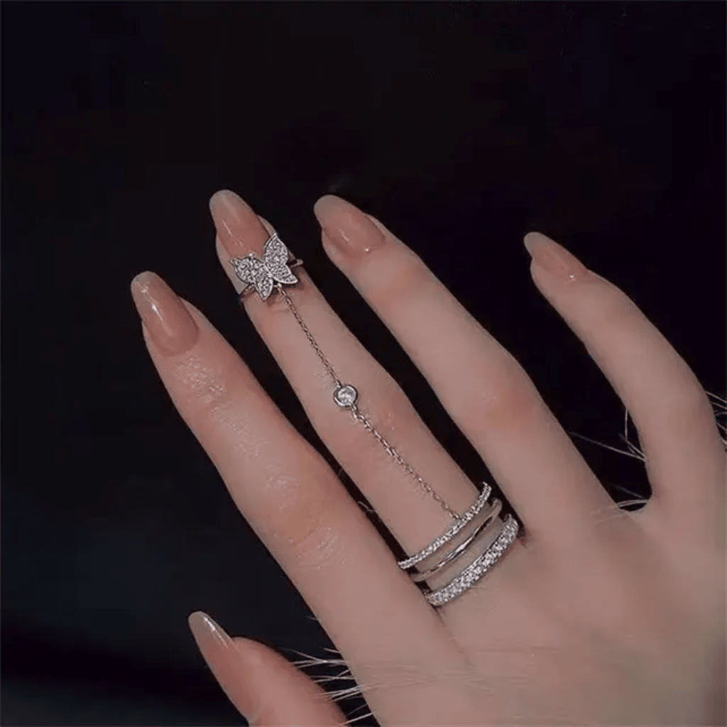 The Fluttering Promise Chain-Linked Ring